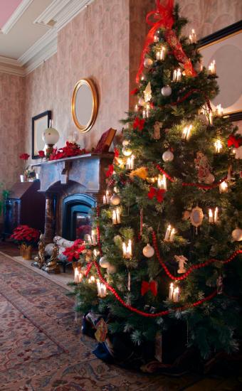 https://cf.ltkcdn.net/christmas/images/slide/162318-526x850r1-VictorianTree.jpg