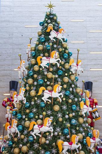 https://cf.ltkcdn.net/christmas/images/slide/170029-567x850-Carousel-Christmas-Tree.jpg