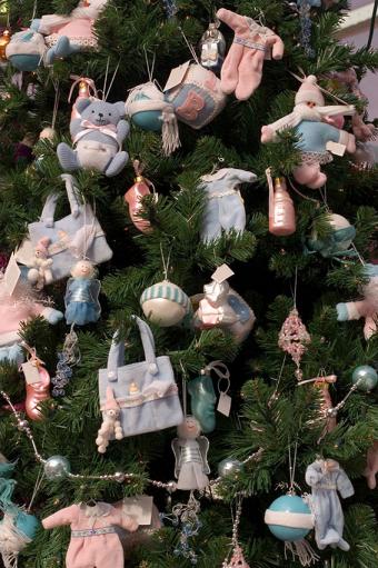 https://cf.ltkcdn.net/christmas/images/slide/170033-566x850-Baby-Themed-Christmas-Tree.jpg