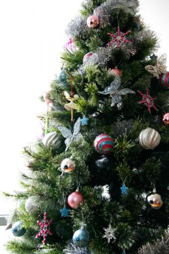 https://cf.ltkcdn.net/christmas/images/slide/170034-567x850-Christmas-Tree-with-Butterflies.jpg