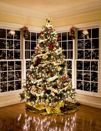 https://cf.ltkcdn.net/christmas/images/slide/170035-654x850-Christmas-Tree-at-Night.jpg