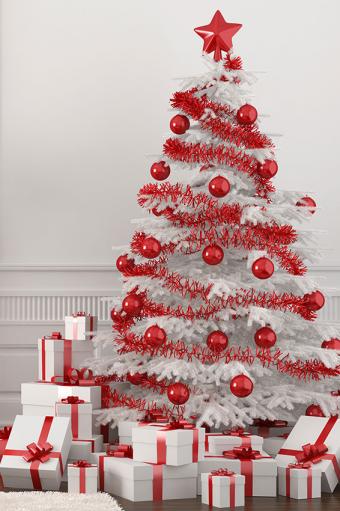 https://cf.ltkcdn.net/christmas/images/slide/170037-566x850-Red-and-White-Christmas-Tree.jpg