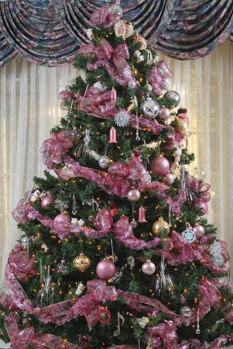 https://cf.ltkcdn.net/christmas/images/slide/170125-567x850-Unique-Colors-Christmas-Tree.jpg