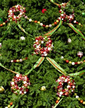 https://cf.ltkcdn.net/christmas/images/slide/180994-668x850-gold-green-rickrack.jpg