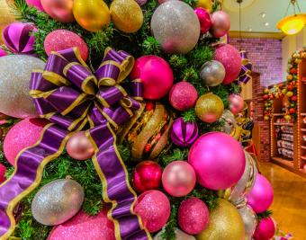 https://cf.ltkcdn.net/christmas/images/slide/181001-850x668-purple-magenta.jpg