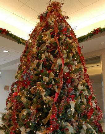 https://cf.ltkcdn.net/christmas/images/slide/183201-668x850-ribbons-and-berries.jpg