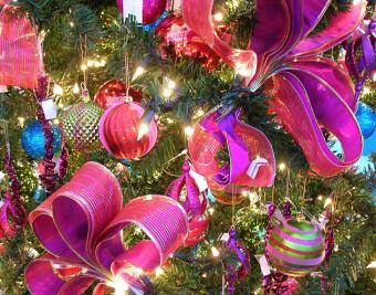 https://cf.ltkcdn.net/christmas/images/slide/183202-850x668-pink-tree-ribbons.jpg