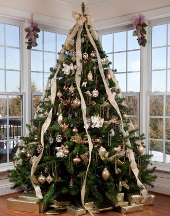https://cf.ltkcdn.net/christmas/images/slide/183207-668x850-gold-cascading-ribbon.jpg