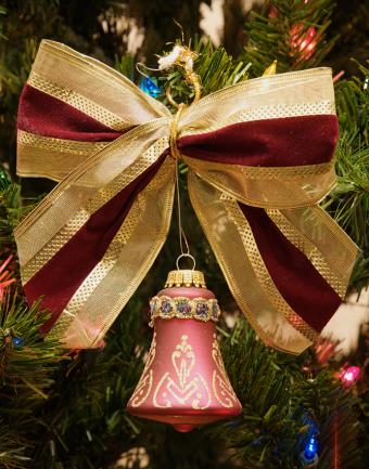 https://cf.ltkcdn.net/christmas/images/slide/183209-668x850-christmas-bow-with-ornament.jpg