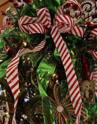 https://cf.ltkcdn.net/christmas/images/slide/183224-668x850-candy-cane-ribbon.jpg