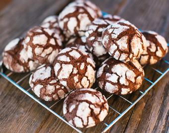 https://cf.ltkcdn.net/christmas/images/slide/190758-850x668-chocolate-crinkle-cookies.jpg