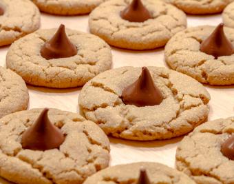 https://cf.ltkcdn.net/christmas/images/slide/190759-850x668-peanut-butter-blossoms.jpg