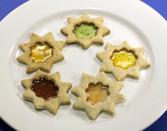 https://cf.ltkcdn.net/christmas/images/slide/190763-850x668-stained-glass-cookies.jpg