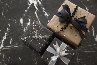 https://cf.ltkcdn.net/christmas/images/slide/206869-700x467-aimee_song_diy_gift_wrap_paper_black_and_gold.jpg