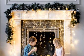 https://cf.ltkcdn.net/christmas/images/slide/276895-850x566-decorate-your-fireplace-christmas-5.jpg