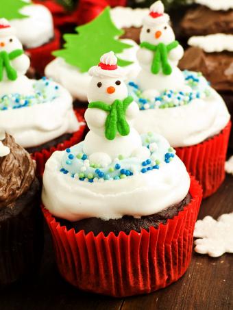 https://cf.ltkcdn.net/christmas/images/slide/310993-638x850-snowman-cupcakes.jpg