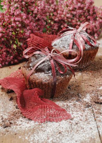 https://cf.ltkcdn.net/christmas/images/slide/310998-610x850-powdered-sugar-cupcake.jpg