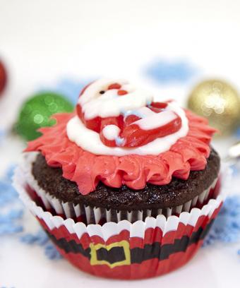 https://cf.ltkcdn.net/christmas/images/slide/311004-709x850-santa-cupcake.jpg