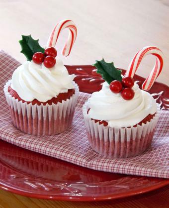 https://cf.ltkcdn.net/christmas/images/slide/311008-691x850-red-velvet-cupcake.jpg
