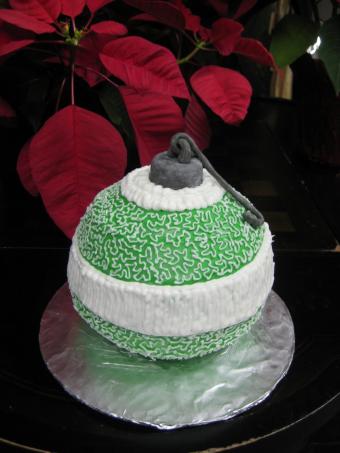 https://cf.ltkcdn.net/christmas/images/slide/311022-638x850-ornament-cake.jpg