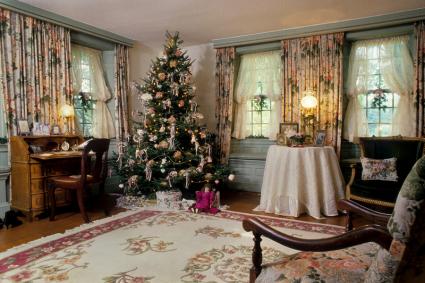 Decorating For A Victorian Era Christmas Lovetoknow