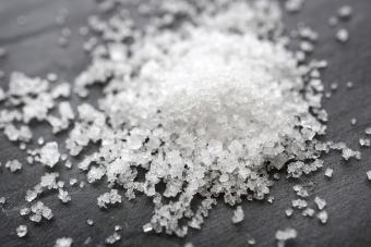 https://cf.ltkcdn.net/cleaning/images/slide/332464-850x567-salt-crystals-close-up.jpg