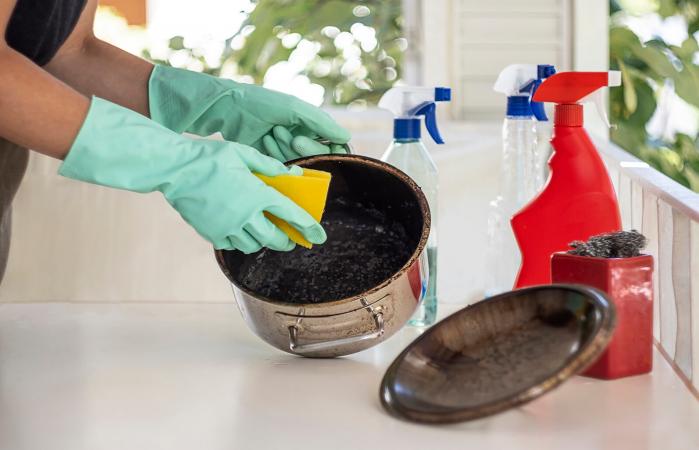 Cleaning burnt pan