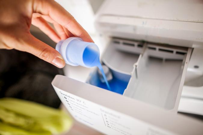 Washing machine and liquid detergent