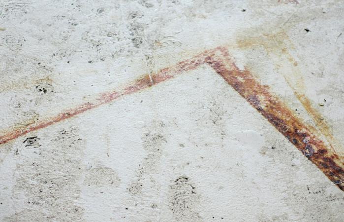 Rusty stain on concrete wall