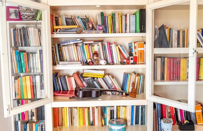 messy bookcase