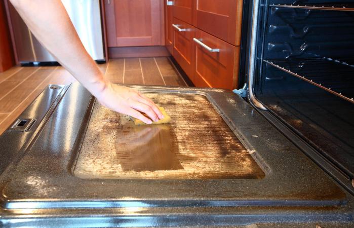 Cleaning dirty greasy oven