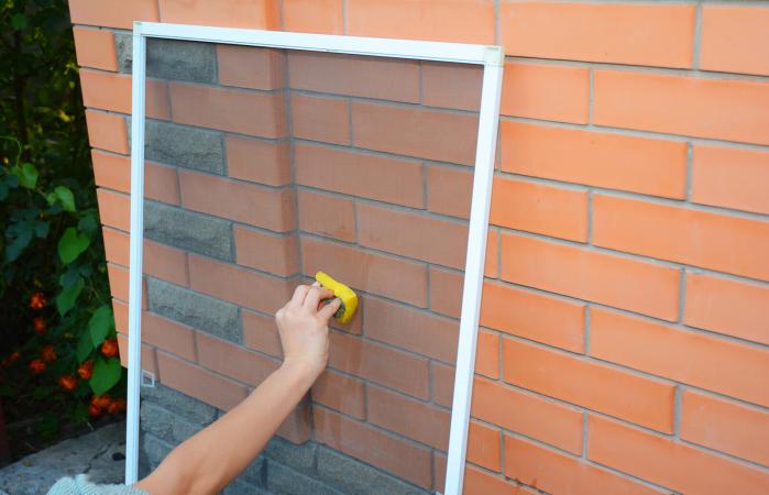 Cleaning window screen
