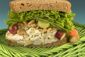 Sándwich ensalada de pollo