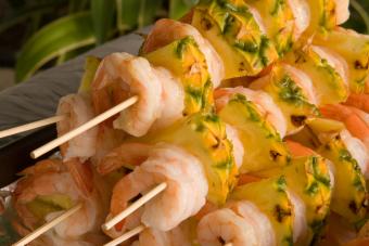 Brochetas de camarón