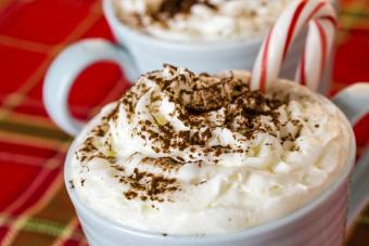 taza de chocolate caliente con crema batida