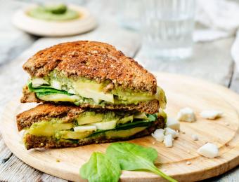 sandwich de queso con pesto y aguacate