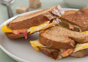 sándwich de queso con tocino y huevos