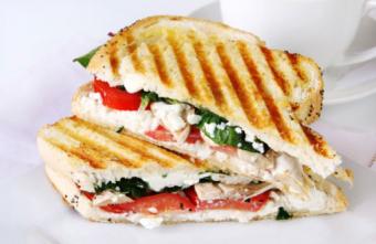 sándwich de queso con mozzarella de tomate y albahaca