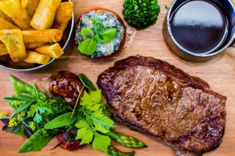 Delicioso chuletón asado con papas