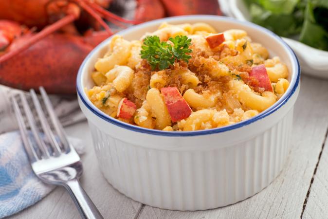 un plato de macarrones con queso a la langosta