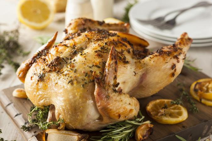 Un delicioso pollo asado listo para servir