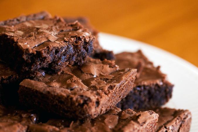 un plato de brownies