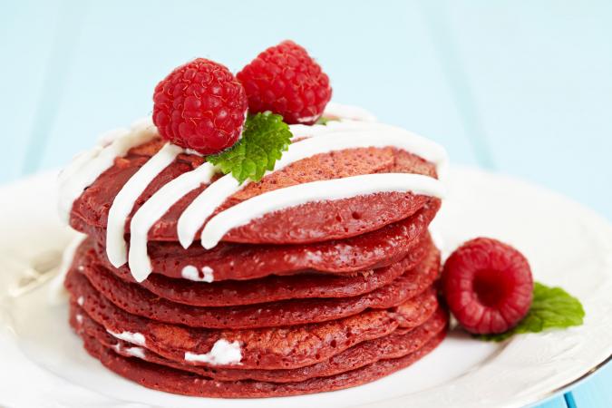 Panqueques terciopelo rojo con queso crema