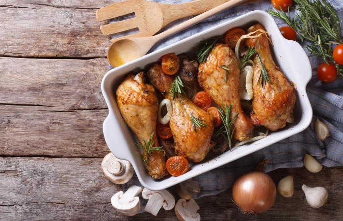 Muslos de pollo al horno con champiñones y verduras
