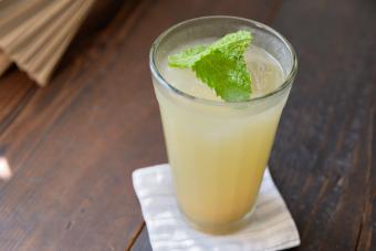 Rum and ginger ale cocktails