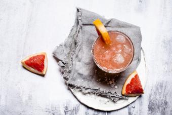 https://cf.ltkcdn.net/cocktails/images/slide/333022-850x567-grapefruit-cocktail-1173556124.jpg