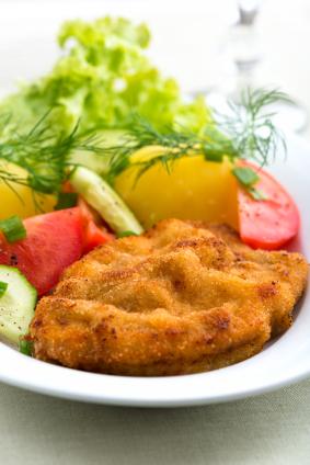 Breaded veal cutlet with garnishes