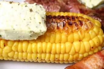 Corn on the cob with herb butter