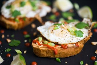 https://cf.ltkcdn.net/cooking/images/slide/201119-600x400-Fried-Egg-Sriracha-Peanut-Butter-Toast-4237.jpg