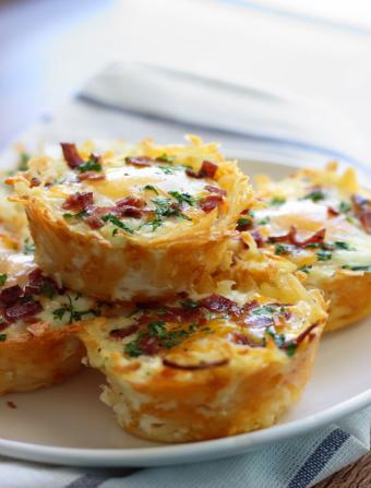 https://cf.ltkcdn.net/cooking/images/slide/204862-646x850-hash-brown-bacon-eggs-nests.jpg